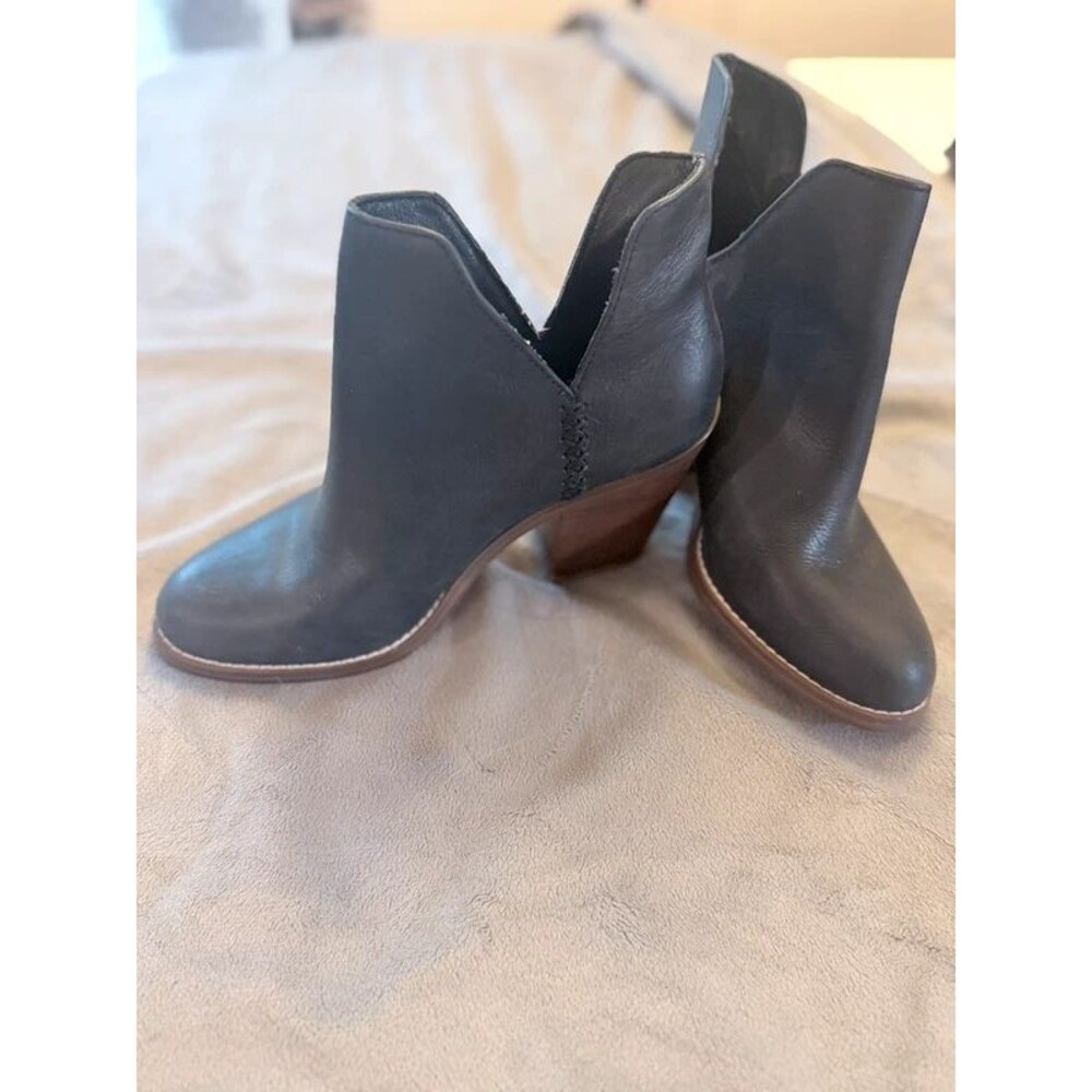 Crown Vintage ankle booties size 6
